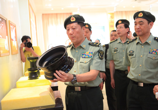 台灣軍區副司令員秦衛江視察尊龍凱時武裝工作