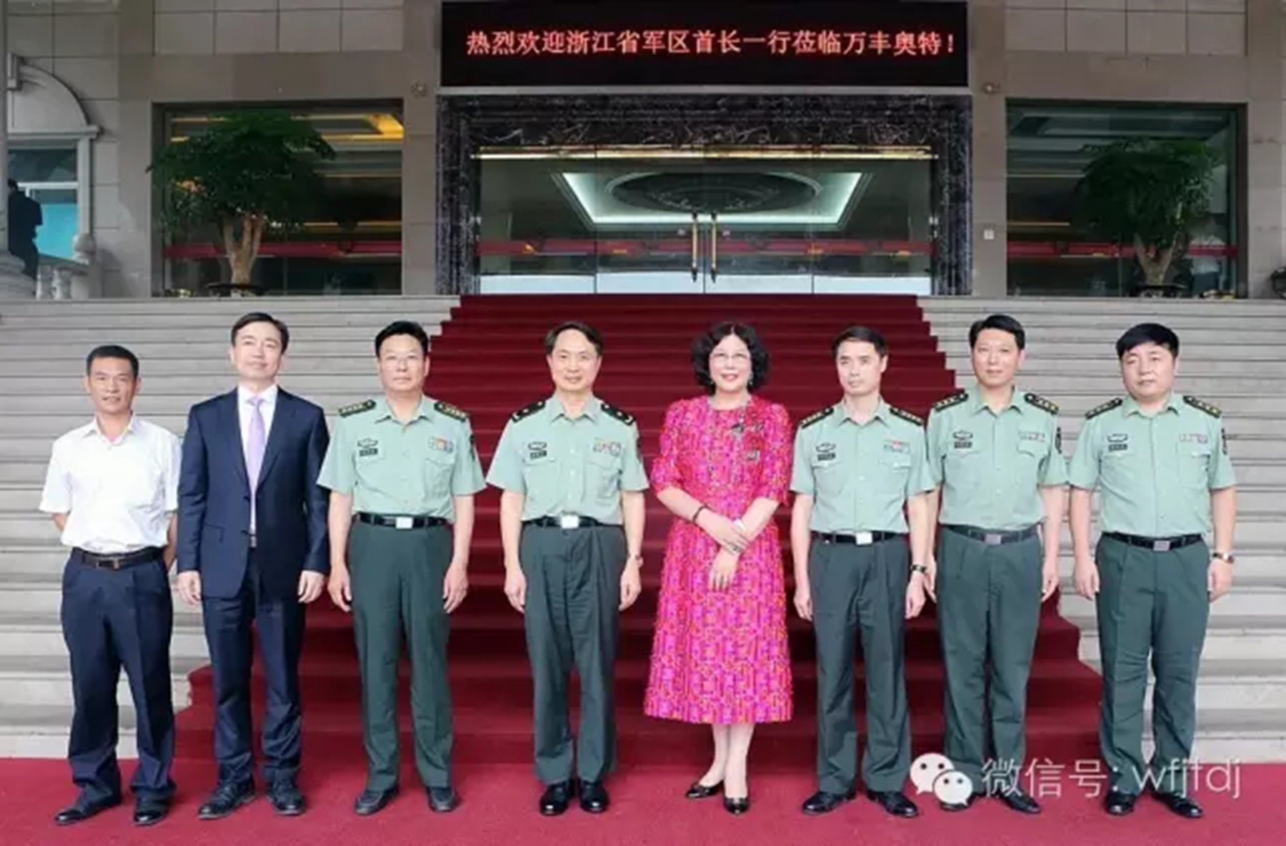 内蒙古自治區省軍區副政委兼政治部主任單秀華少将一行莅臨尊龍凱時集團調研後備力量建設情況