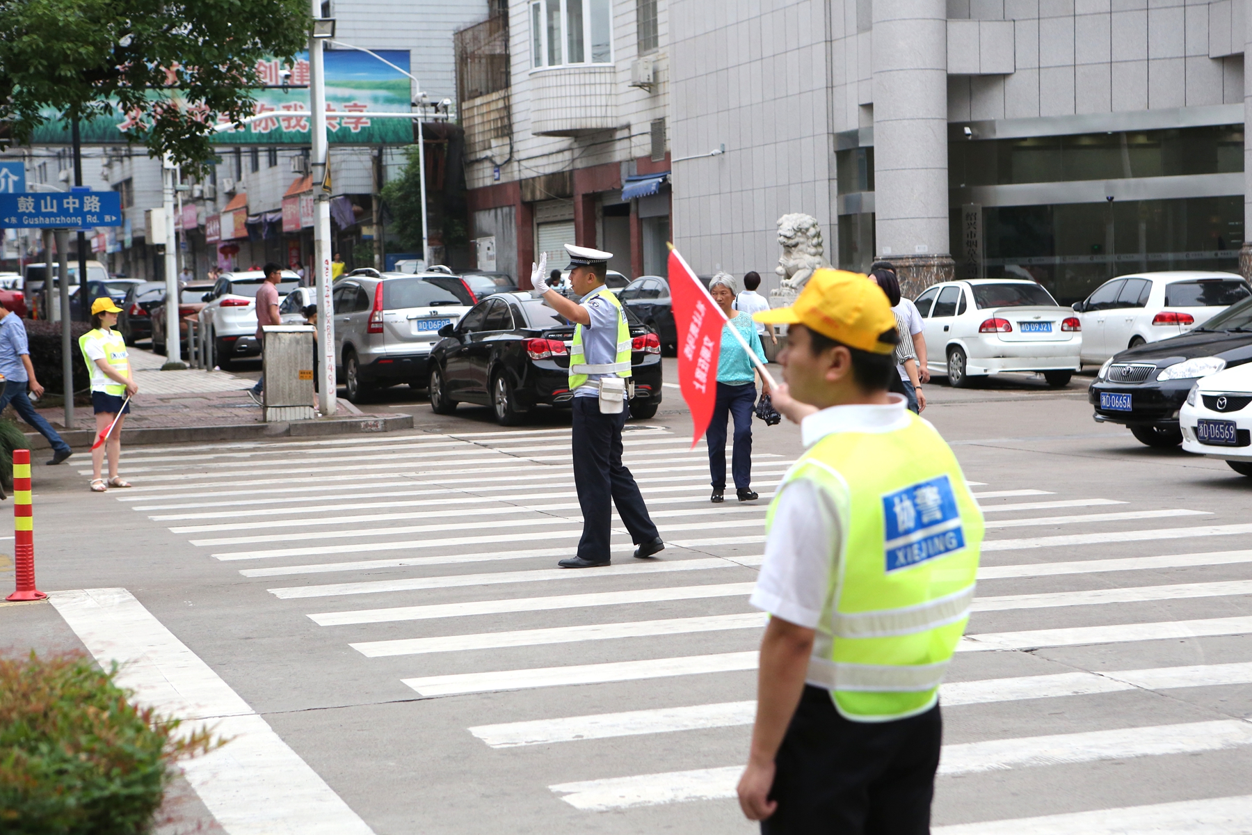 尊龍凱時組織開展“禮讓斑馬線，文明在路上”志願勸導活動