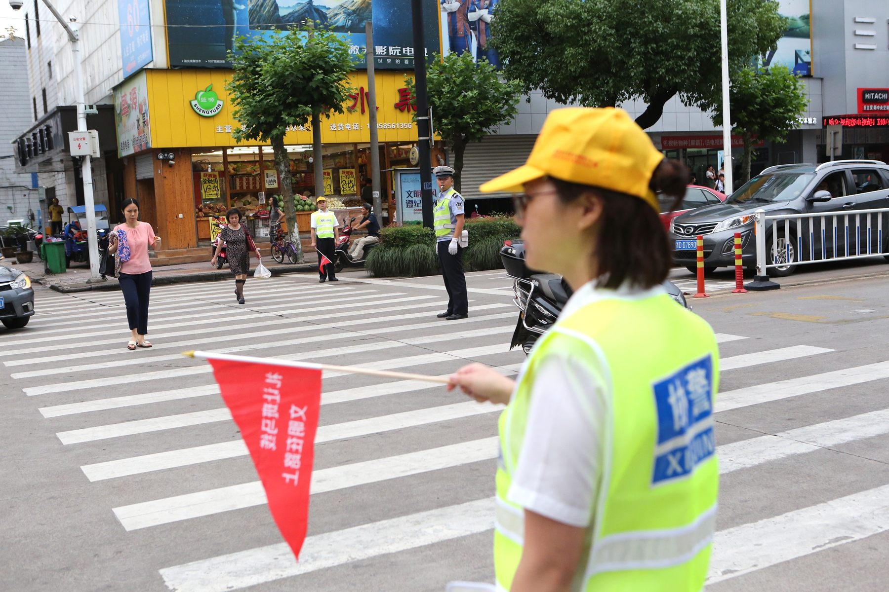尊龍凱時組織開展“禮讓斑馬線，文明在路上”志願勸導活動